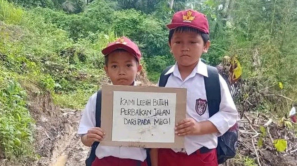 Viral Foto Siswa SD di jalan Berlumpuran Di Sukabumi Warga Sindir : Perbaikan Jalan Lebih Mendesak dari MBG