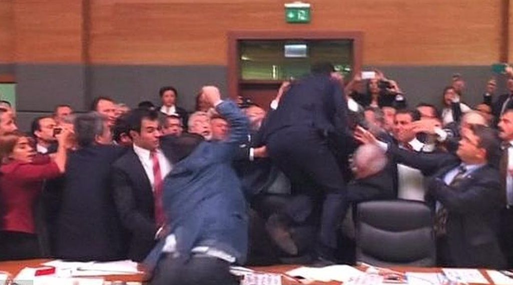 Kericuhan Pecah di Parlemen Turki Usai Erdogan Angkat Menteri Kehakiman Baru