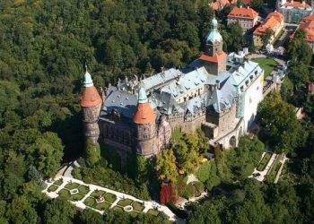 Kastel Eropa dengan Rahasia Gelap Nazi dan Misteri Emas Terkubur