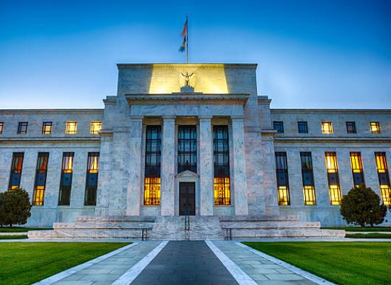 Pilihan Ketua The Fed Trump Nilai AI Alasan Turunkan Suku Bunga, Seberapa Meyakinkan?