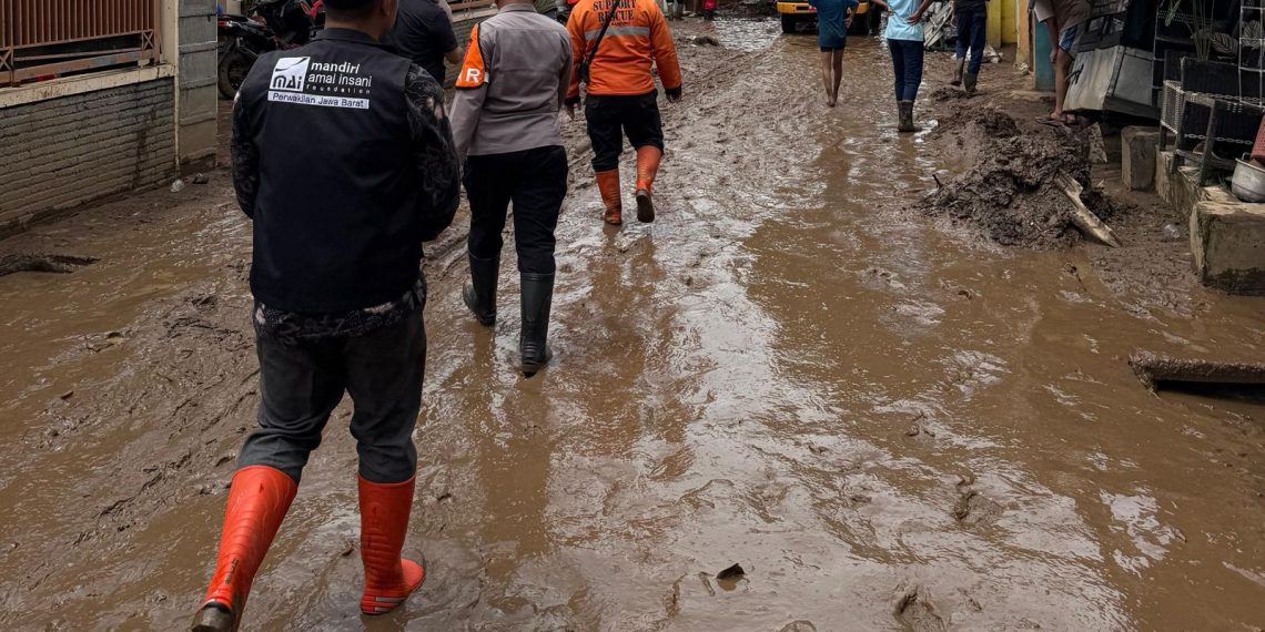 Tanggapi Banjir Majalaya, Bank Mandiri Hadir dengan Bantuan Kemanusiaan