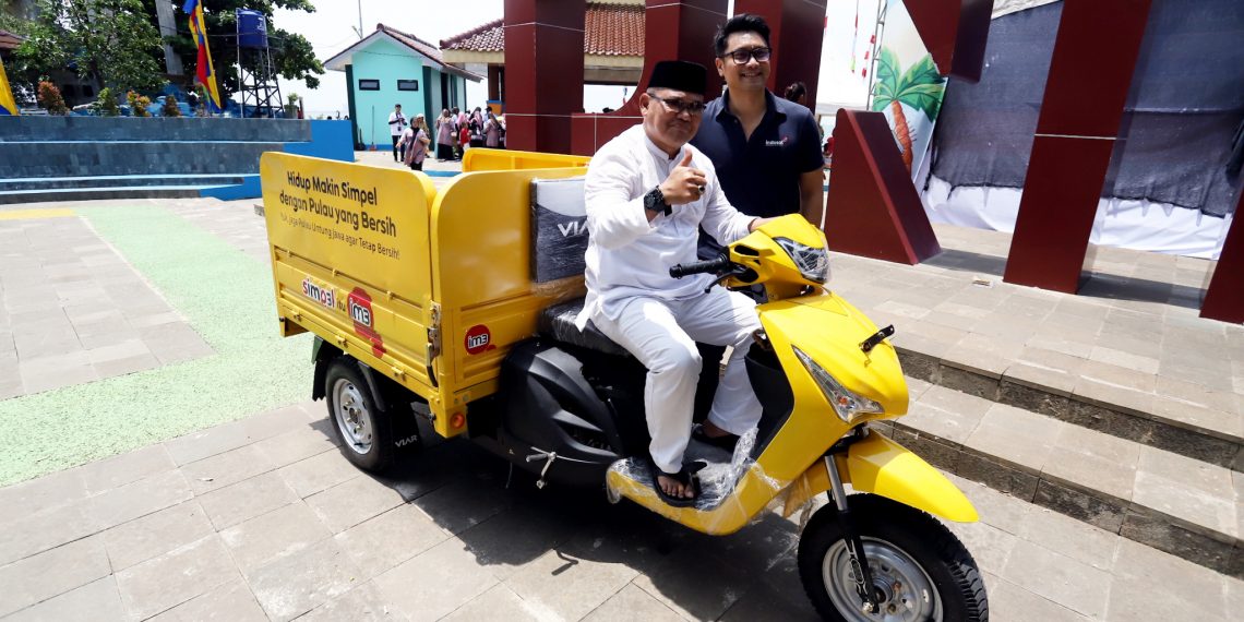 IOH Berikan Gerobak Sampah di HUT Pulau Untung Jawa