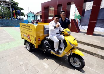 IOH Berikan Gerobak Sampah di HUT Pulau Untung Jawa