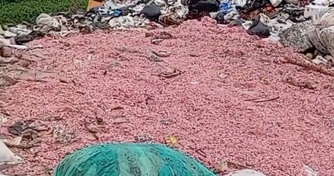 Siwir-siwir Diduga Uang Pecahan Rp 50.000–Rp 100.000 Ditemukan di TPS Liar Bekasi