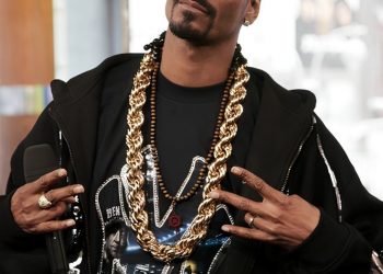 Coach Snoop Ramaikan Olimpiade Musim Dingin dengan Gaya Nyentrik