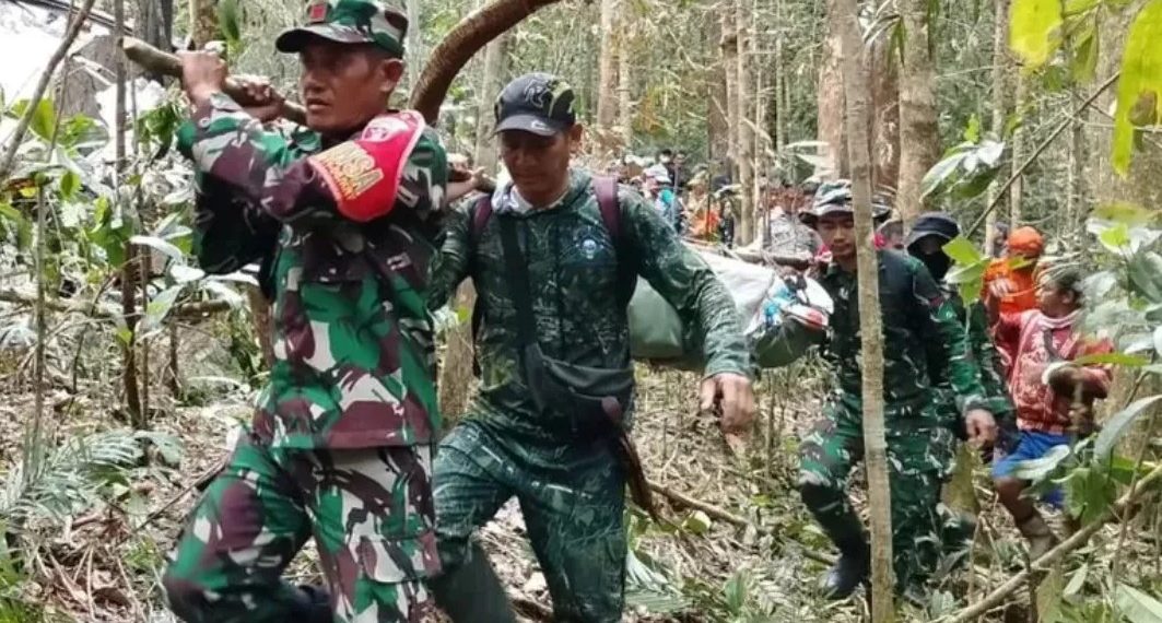 Tim Gabungan TNI Evakuasi Jenazah Pilot Pesawat Pelita Air yang Jatuh di Nunukan