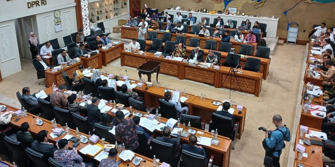 Baleg DPR Bahas Perlindungan Hukum dan Masa Depan Guru Honorer Bersama PGRI