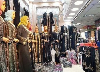 Jelang Puasa, Ibu-ibu Tak Mau Ketinggalan Borong Gamis di Tanah Abang