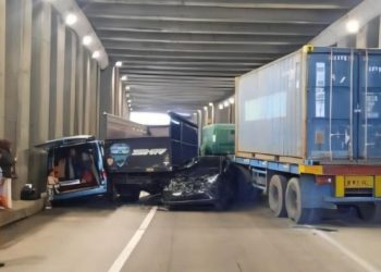 Trailer Tabrak 6 Mobil di Jagorawi, Lalu Lintas Sempat Lumpuh