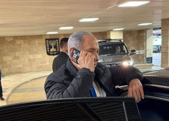 Selotip di Kamera HP Netanyahu Jadi Sorotan, Publik Bertanya-tanya Sebabnya