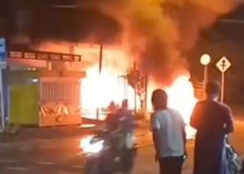 Bangunkan Sahur Berujung Petaka, Dua Warga Gresik Dibacok dan Rumah Terduga Pelaku Dibakar