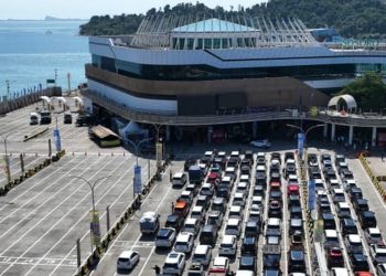 Membludaknya Pemudik, Antrean Kendaraan di Merak Meluber ke Jalan Utama