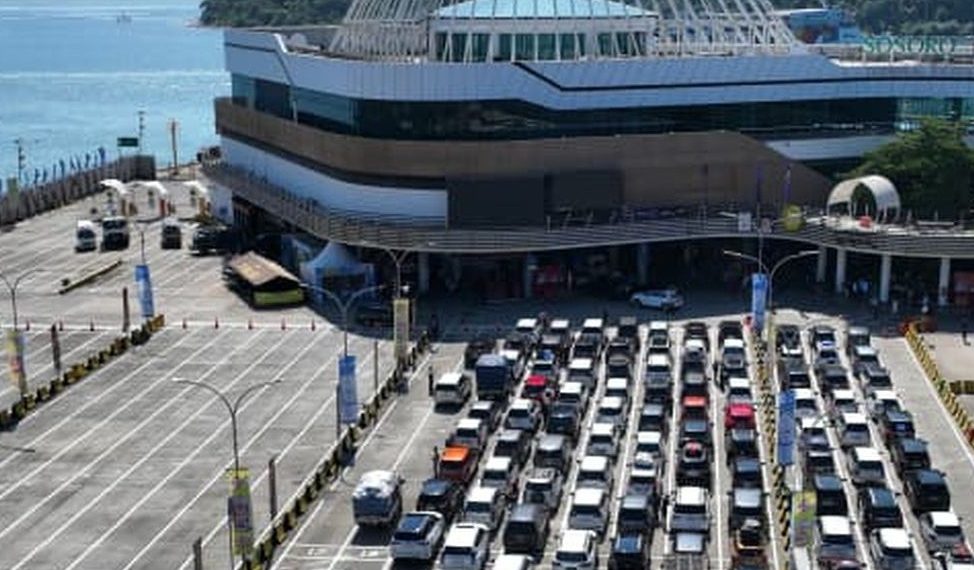 Membludaknya Pemudik, Antrean Kendaraan di Merak Meluber ke Jalan Utama