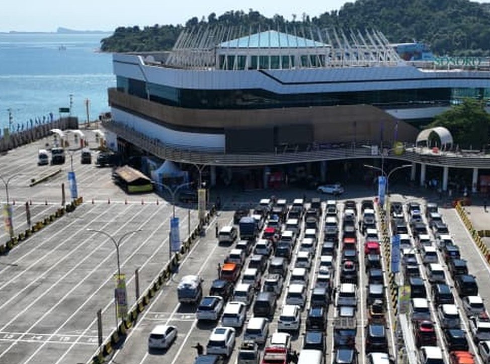 Membludaknya Pemudik, Antrean Kendaraan di Merak Meluber ke Jalan Utama