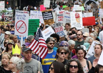 Demo Anti Trump “No Kings” di LA Berujung Ricuh, Polisi Pakai Gas Air Mata