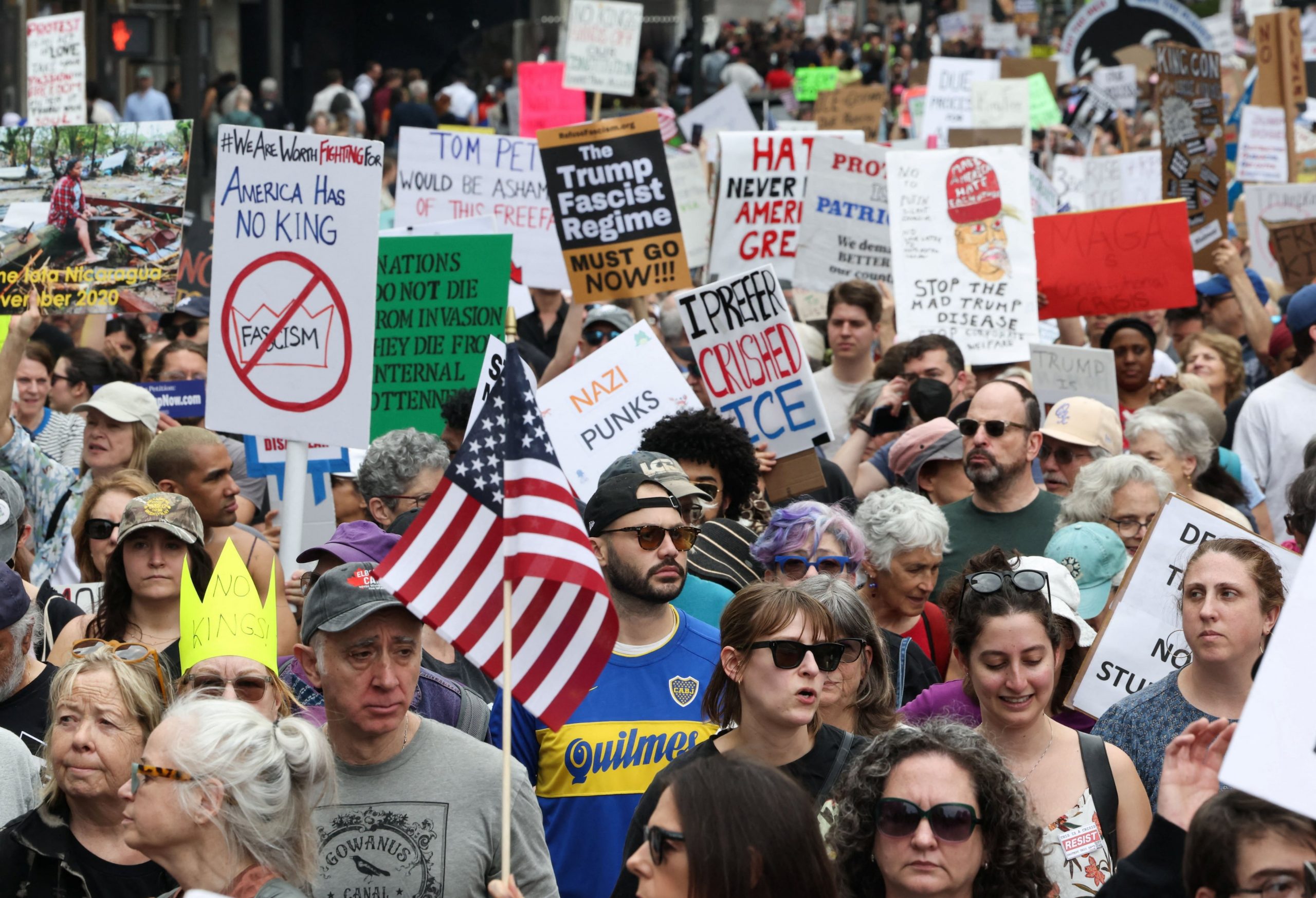 Demo Anti Trump “No Kings” di LA Berujung Ricuh, Polisi Pakai Gas Air Mata
