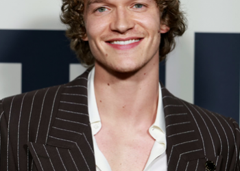 Dari Pelayan Restoran ke Panggung SNL, Connor Storrie Tampil Memukau