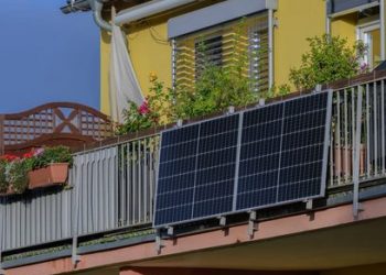 Warga AS Diam-diam Pasang Panel Surya DIY untuk Menghemat Listrik