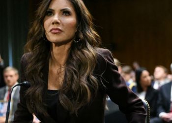 Kristi Noem Kehilangan Jabatan Setelah Serangkaian Kontroversi di Pemerintahan Trump