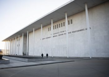 Hakim Perintahkan Rencana Renovasi Kennedy Center Dibuka Sebelum Voting Penutupan