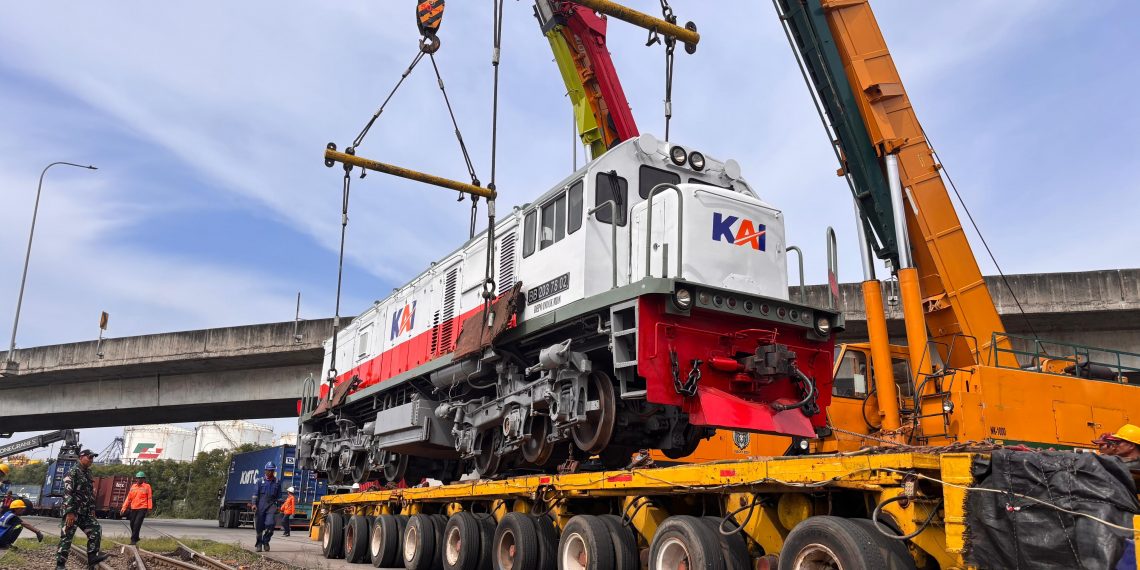 KAI Logistik Distribusikan 4 Lokomotif Hidrolik untuk Perkuat Kesiapan Operasional Angkutan Lebaran