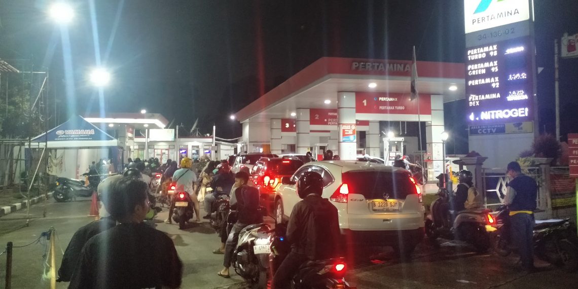 Warga Terlihat Panik, Isu BBM Naik Picu Antrean di Sejumlah SPBU