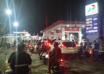 Warga Terlihat Panik, Isu BBM Naik Picu Antrean di Sejumlah SPBU