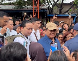 Prabowo Subianto Blusukan ke Permukiman Rel Senen, Komit Bangun Hunian yang Lebih Baik