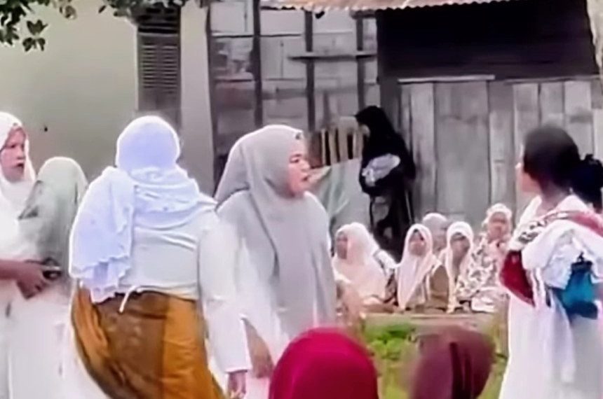 Lebaran Rasa Drama: Ibu-Ibu Ribut di Tengah Khotbah, Jamaah Terbelah Fokus