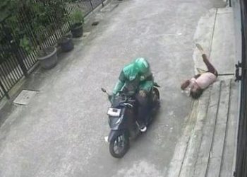 Gagal Jambret Nenek 70 Tahun, Pria di Jelambar Malah Balik Jadi Bantu nenek