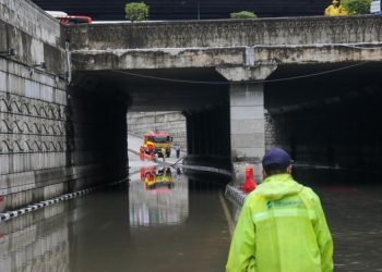 Genangan Air Rendam Underpass Mampang, Kendaraan Tak Bisa Melintas