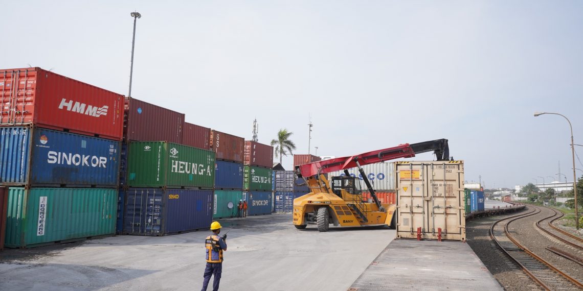 Respons Pertumbuhan Industri Konsumsi Nasional, KAI Logistik Tambah Kapasitas Angkut Kontainer