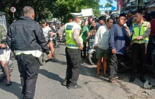 Tangis Histeris Suami Usai Istri Tewas Tertabrak Rombongan Truk TNI di Kalideres