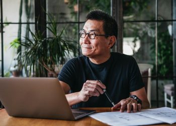 Sering Pusing Pakai Kacamata Progresif? Ini Solusinya