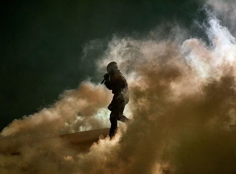 Kanye West Dilarang ke Inggris Tapi Tetap Laris, Publik Terbelah