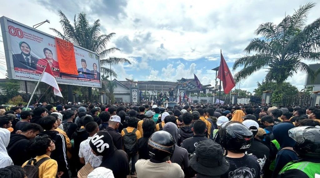 Demo di Samarinda Memanas, Pagar DPRD Kaltim Dilumuri Oli
