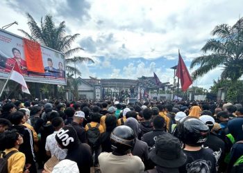 Demo di Samarinda Memanas, Pagar DPRD Kaltim Dilumuri Oli