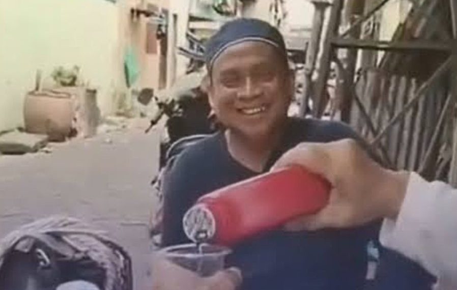 Demi Stamina, Pria Ini Minum Oli dan Viral, MUI Tegaskan Bahaya