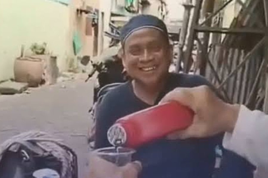 Demi Stamina, Pria Ini Minum Oli dan Viral, MUI Tegaskan Bahaya