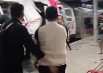 Kereta Jarak Jauh dan KRL Commuter Line Bertabrakan di Stasiun Bekasi Timur