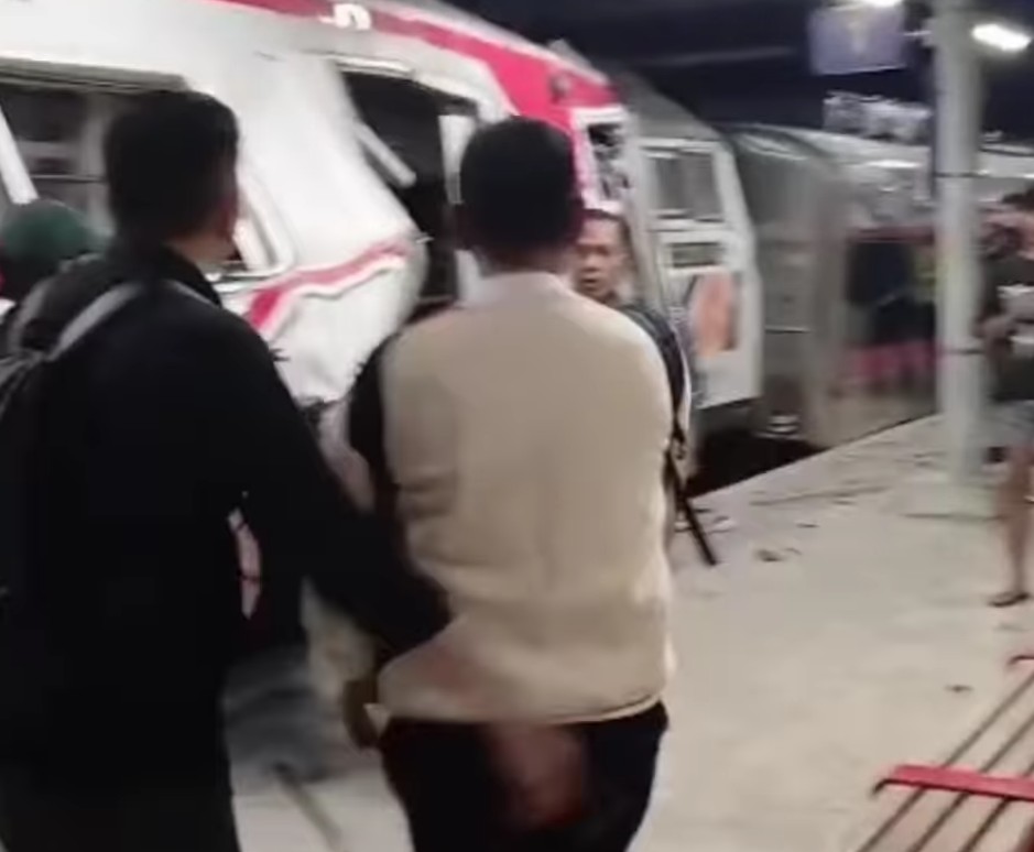Kereta Jarak Jauh dan KRL Commuter Line Bertabrakan di Stasiun Bekasi Timur