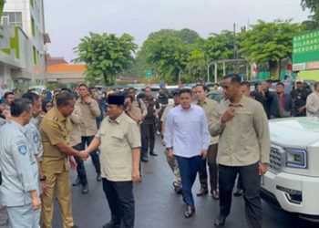 Prabowo Tinjau Korban Tabrakan Kereta di RSUD Bekasi
