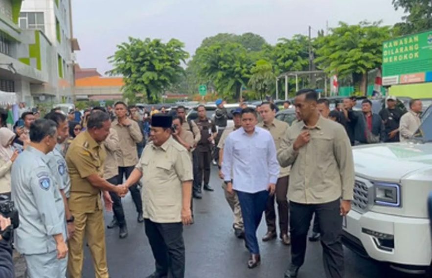 Prabowo Tinjau Korban Tabrakan Kereta di RSUD Bekasi