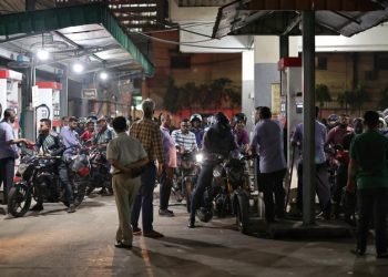 Kelangkaan BBM di Bangladesh Picu Antrean Kendaraan Panjang di Sejumlah SPBU