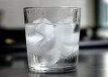 Sering Minum Air Es, Benarkah Bisa Mengganggu Pencernaan? Ini Penjelasan Ahli