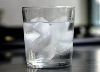 Sering Minum Air Es, Benarkah Bisa Mengganggu Pencernaan? Ini Penjelasan Ahli