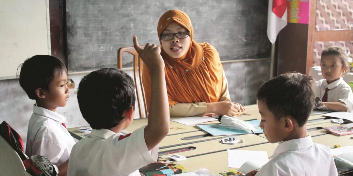 DPR Fokus Tingkatkan Kesejahteraan Guru dalam RUU Sisdiknas 2026