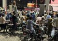 Lonjakan Harga BBM Bikin Warga Pakistan Panik, SPBU Dipadati Kendaraan