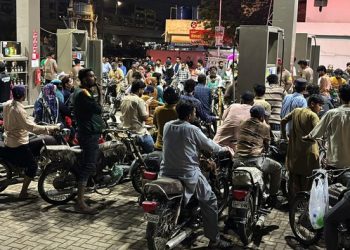 Lonjakan Harga BBM Bikin Warga Pakistan Panik, SPBU Dipadati Kendaraan