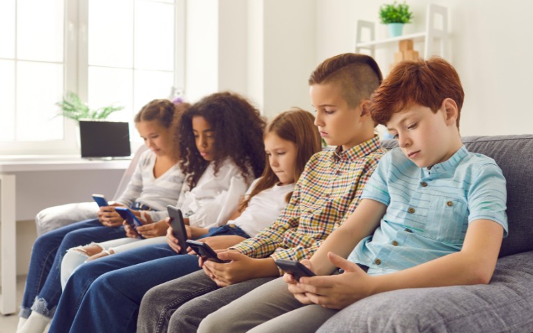 Gen Z dan Gen Alpha 2026 Lebih Sadar Emosi, Ini Penyebabnya